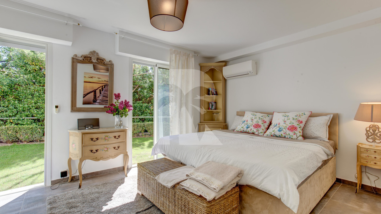 villa in Cannes : Rent modern, gorgeous Villa in Cannes Croix des Gardes, close to the Croisette and the beaches of Cannes - Photo 6