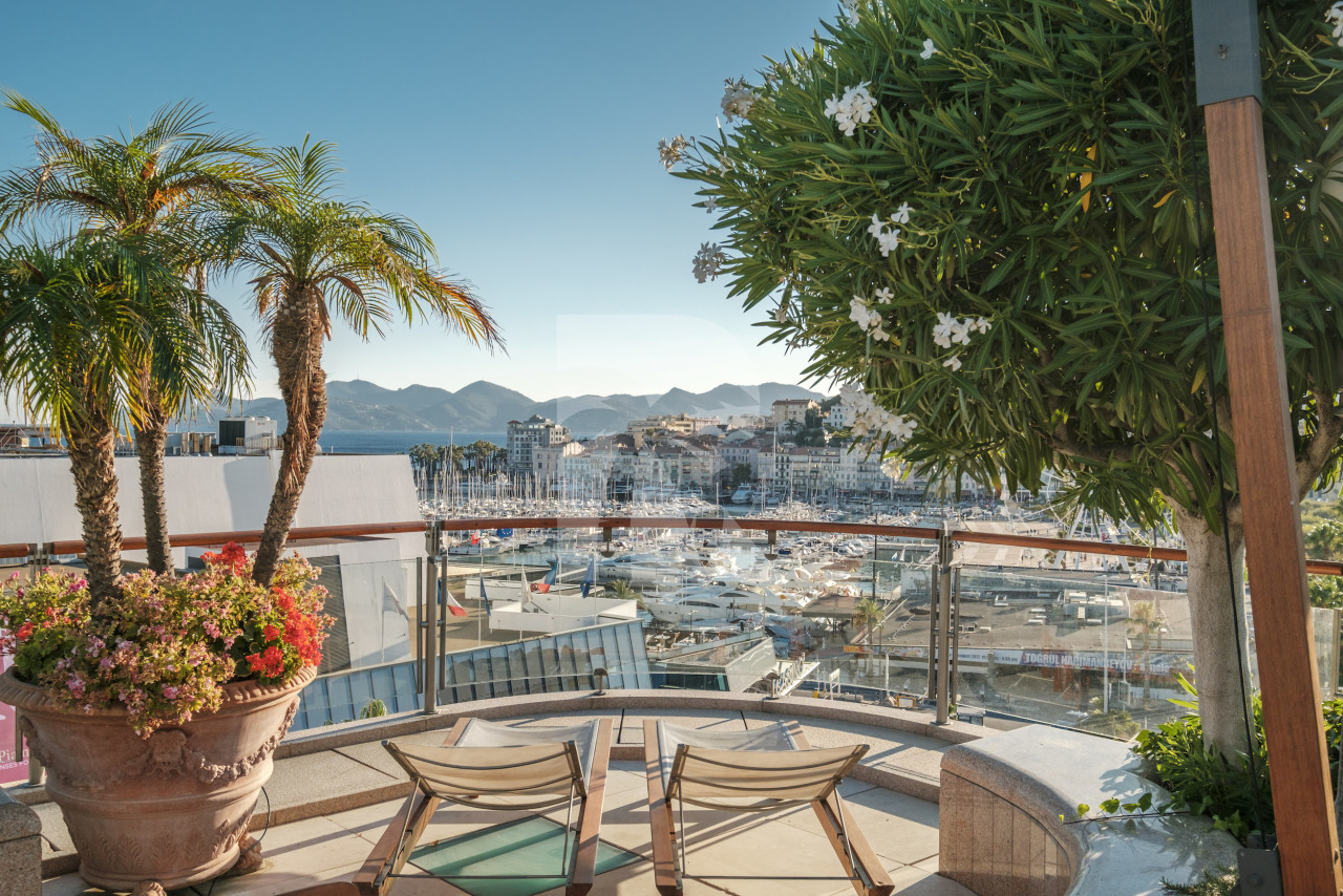 apartment in Cannes : Rent the most prestigious Penthouse in Cannes, on the Croisette with views down the beach, Croisette and the sea/port of Cannes - Photo 11