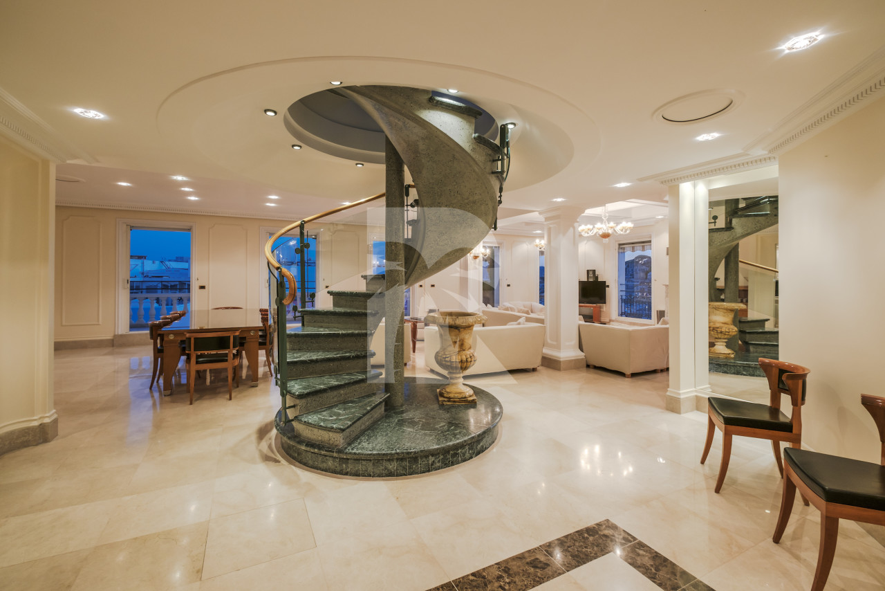 apartment in Cannes : Rent the most prestigious Penthouse in Cannes, on the Croisette with views down the beach, Croisette and the sea/port of Cannes - Photo 6