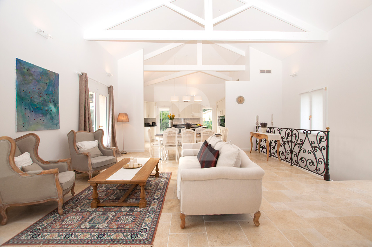 villa in Mougins : Rent stunning Villa walking distance to Mougins Village, entirely refurbished and modern - Photo 0