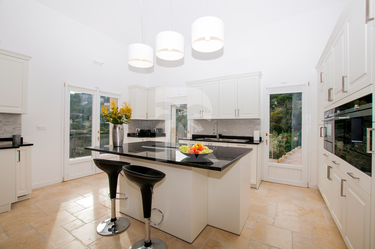 villa in Mougins : Rent stunning Villa walking distance to Mougins Village, entirely refurbished and modern - Photo 1