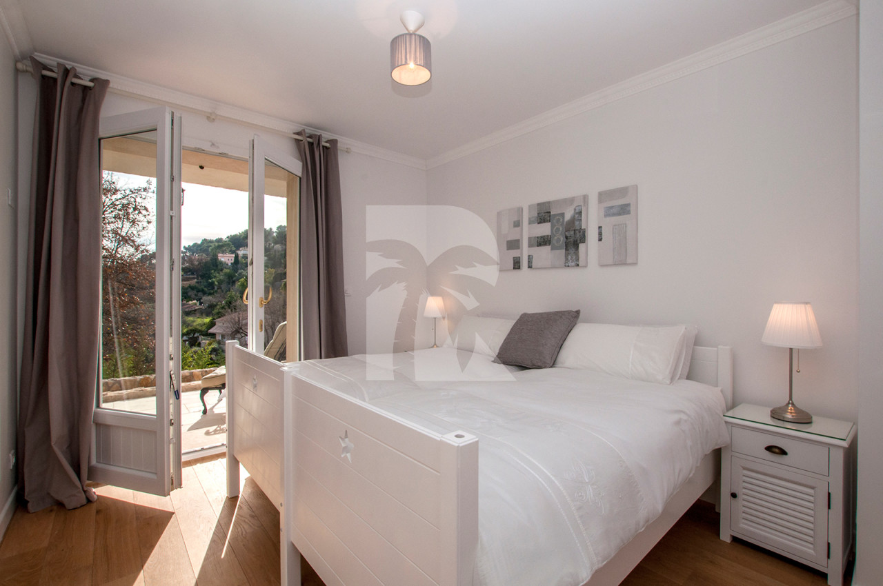 villa in Mougins : Rent stunning Villa walking distance to Mougins Village, entirely refurbished and modern - Photo 3