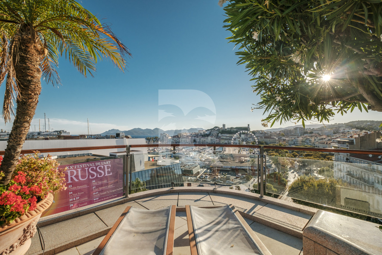 apartment in Cannes : Rent the most prestigious Penthouse in Cannes, on the Croisette with views down the beach, Croisette and the sea/port of Cannes - Photo 12