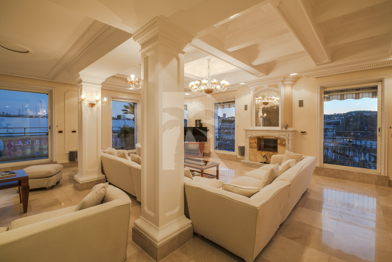 apartment in Cannes : Rent the most prestigious Penthouse in Cannes, on the Croisette with views down the beach, Croisette and the sea/port of Cannes - Photo 5