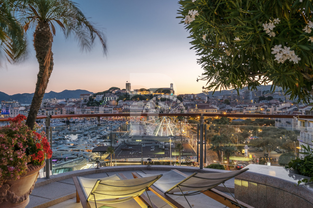 apartment in Cannes : Rent the most prestigious Penthouse in Cannes, on the Croisette with views down the beach, Croisette and the sea/port of Cannes - Photo 1