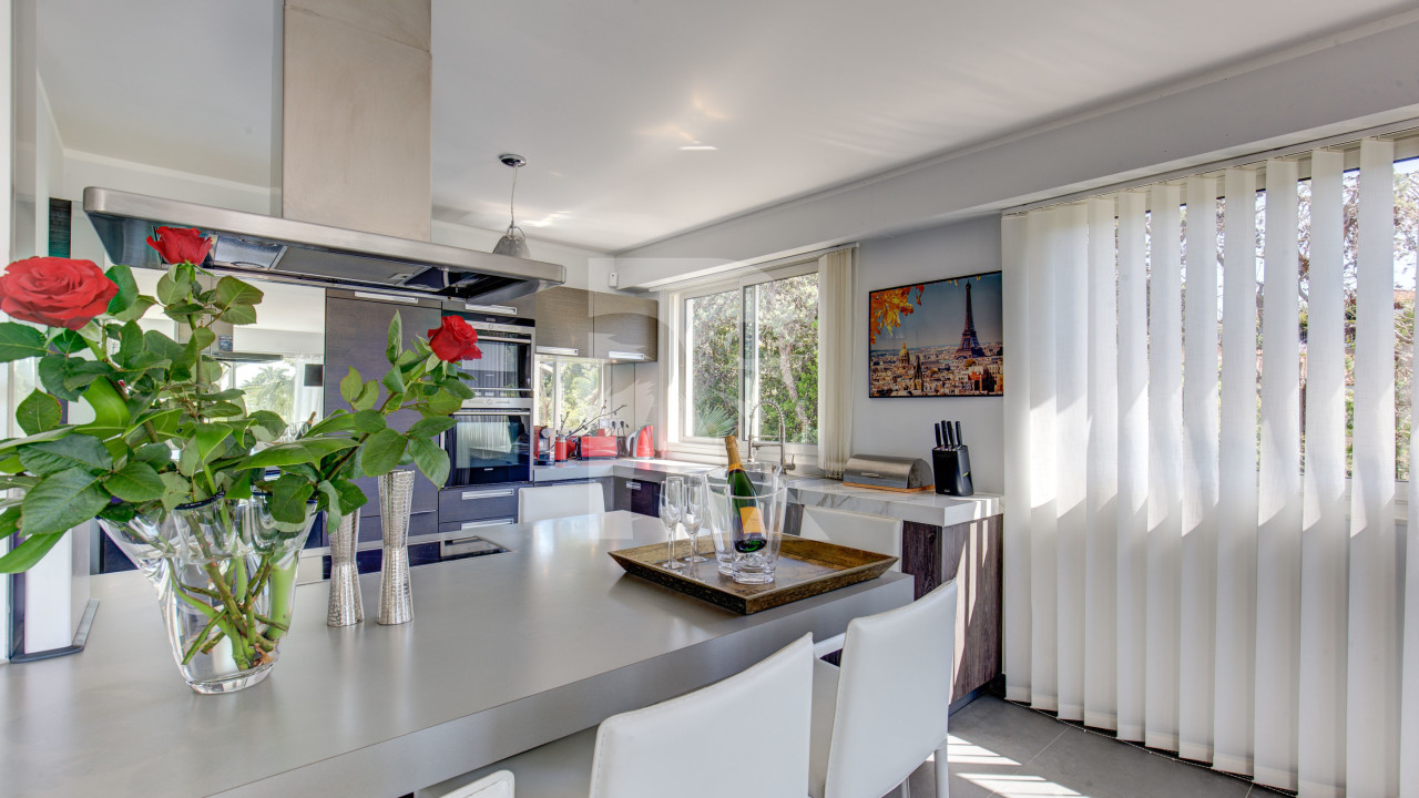 villa in Cannes : Rent modern, gorgeous Villa in Cannes Croix des Gardes, close to the Croisette and the beaches of Cannes - Photo 4