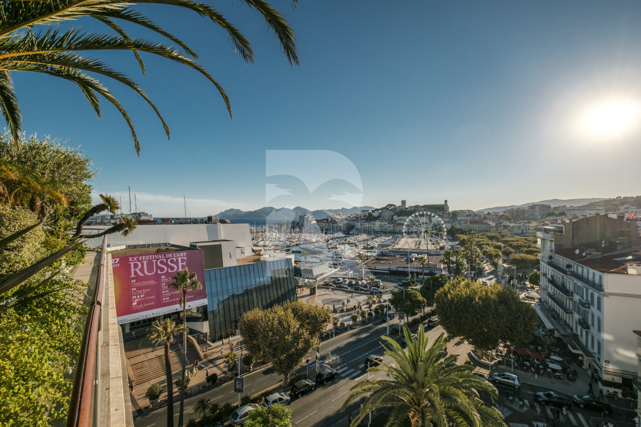 apartment in Cannes : Rent the most prestigious Penthouse in Cannes, on the Croisette with views down the beach, Croisette and the sea/port of Cannes - Photo 3