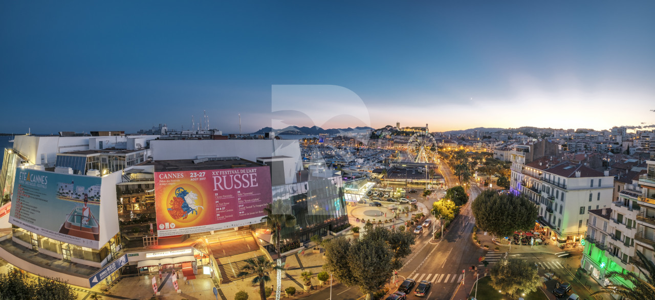 apartment in Cannes : Rent the most prestigious Penthouse in Cannes, on the Croisette with views down the beach, Croisette and the sea/port of Cannes - Photo 2