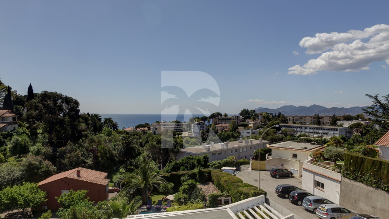 villa in Cannes : Rent modern, gorgeous Villa in Cannes Croix des Gardes, close to the Croisette and the beaches of Cannes - Photo 3