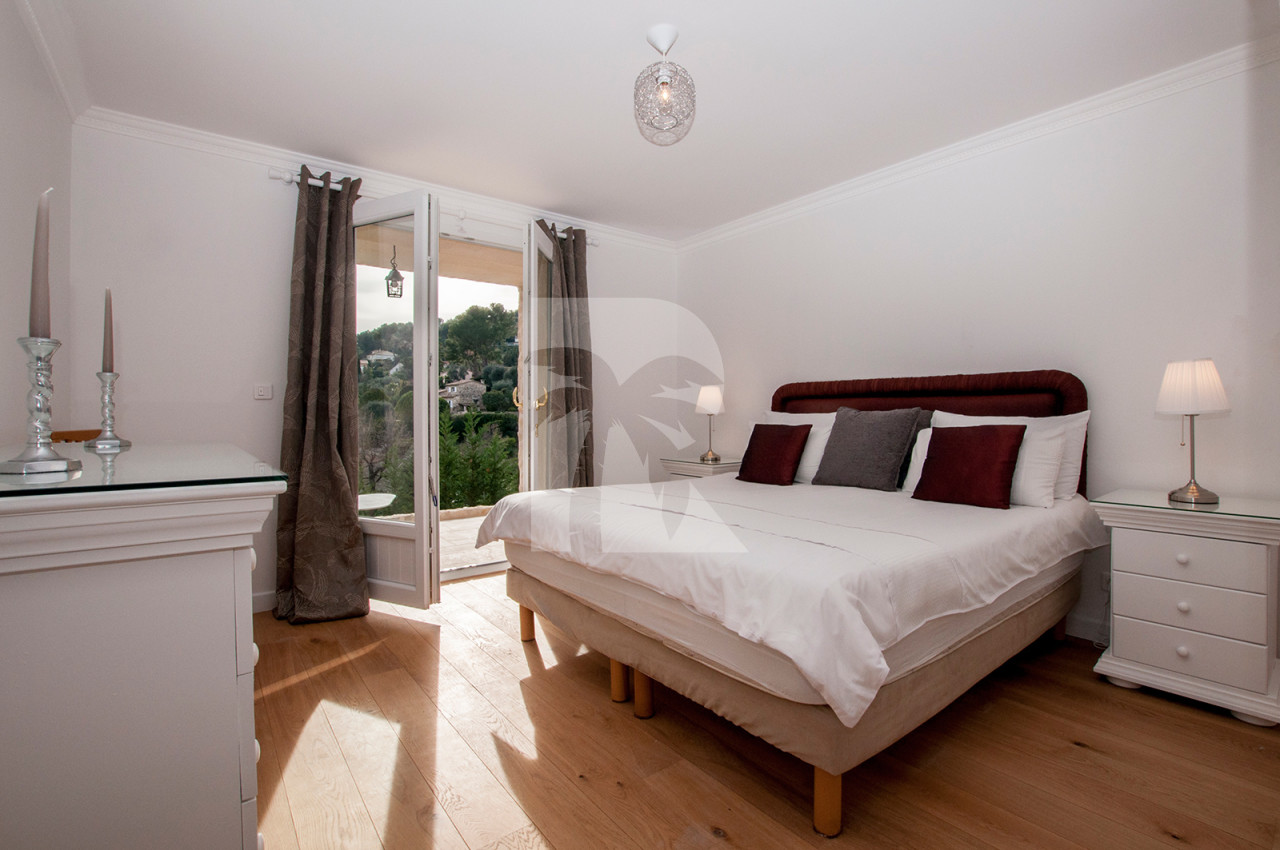 villa in Mougins : Rent stunning Villa walking distance to Mougins Village, entirely refurbished and modern - Photo 2