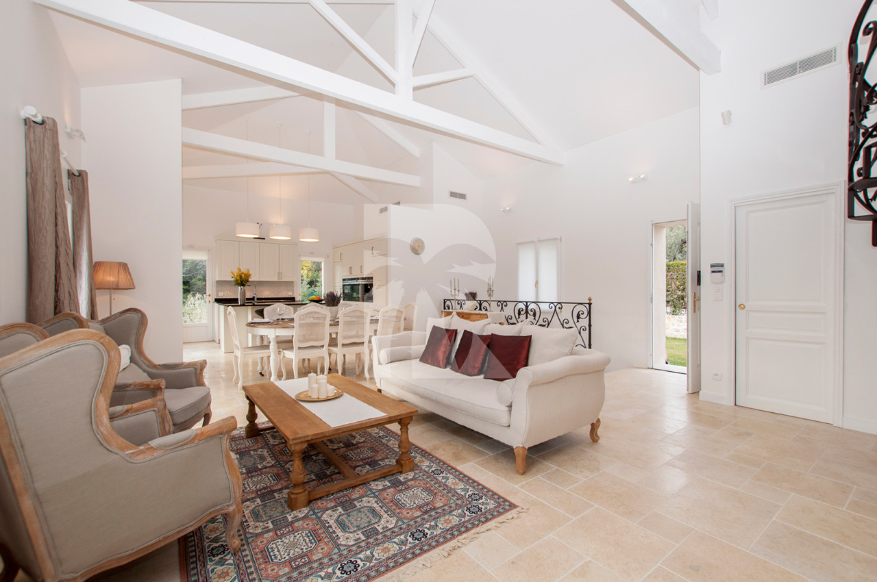 villa in Mougins : Rent stunning Villa walking distance to Mougins Village, entirely refurbished and modern - Photo 5
