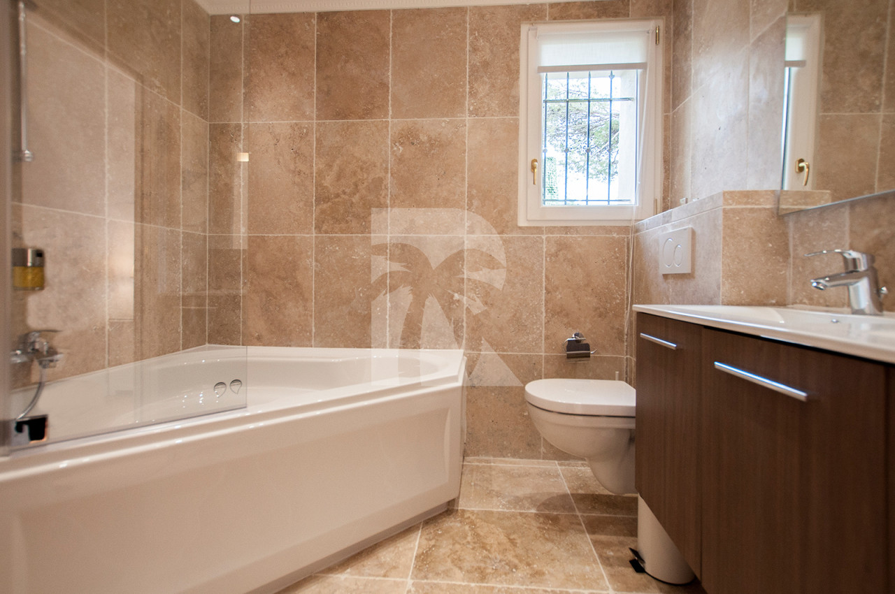 villa in Mougins : Rent stunning Villa walking distance to Mougins Village, entirely refurbished and modern - Photo 10