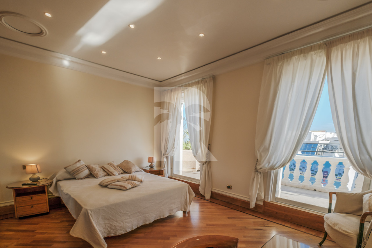 apartment in Cannes : Rent the most prestigious Penthouse in Cannes, on the Croisette with views down the beach, Croisette and the sea/port of Cannes - Photo 7