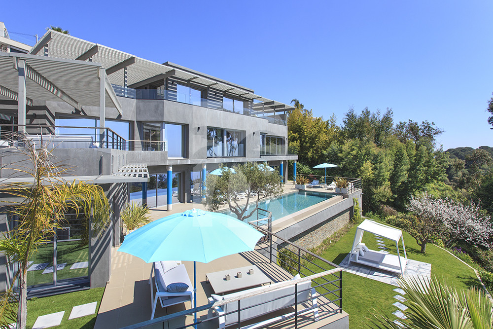 villa in Cannes : Rent modern 6 bedroom villa with swimming pool and sea view in the heights of Cannes - Photo 1
