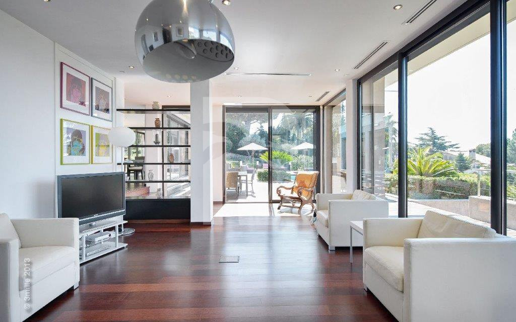 villa in Cannes : Modern 5 bedroom, 4 bathroom villa to rent in Cannes with sea views and care taker - Photo 5
