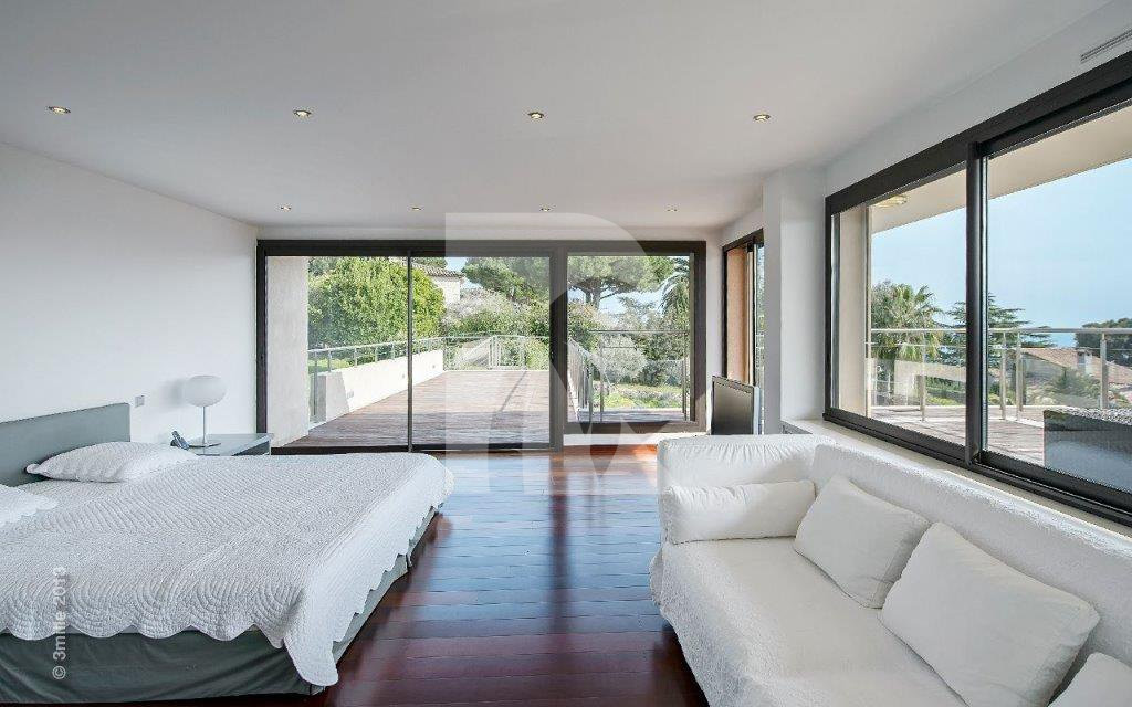 villa in Cannes : Modern 5 bedroom, 4 bathroom villa to rent in Cannes with sea views and care taker - Photo 7