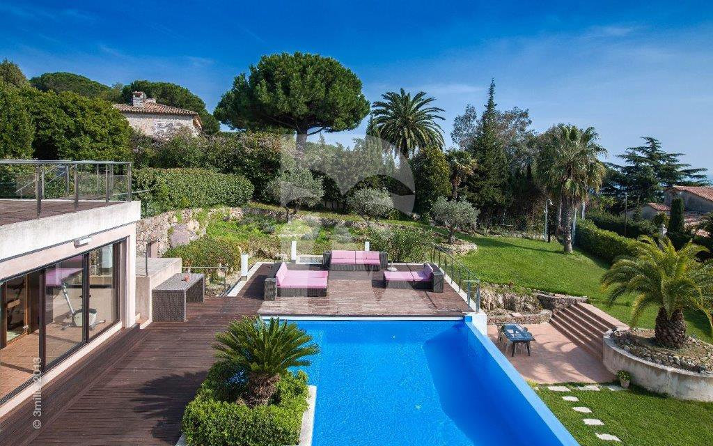 villa in Cannes : Modern 5 bedroom, 4 bathroom villa to rent in Cannes with sea views and care taker - Photo 3