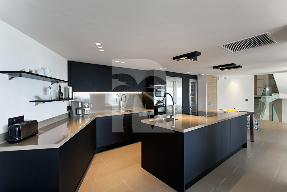 villa in Cannes : Rent modern 6 bedroom villa with swimming pool and sea view in the heights of Cannes - Photo 8