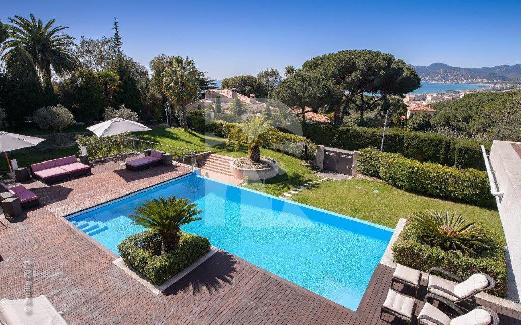 villa in Cannes : Modern 5 bedroom, 4 bathroom villa to rent in Cannes with sea views and care taker - Photo 2