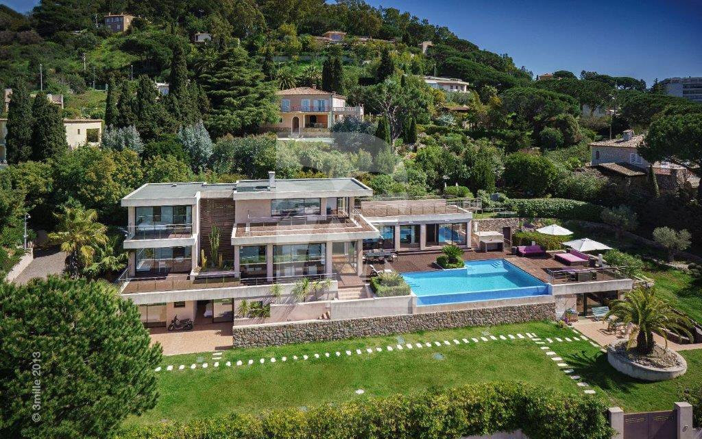 villa in Cannes : Modern 5 bedroom, 4 bathroom villa to rent in Cannes with sea views and care taker - Photo 1