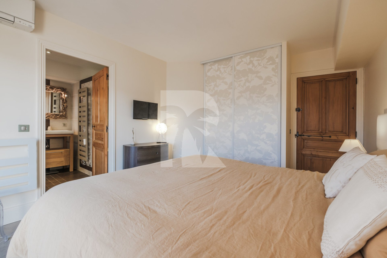 apartment in Cannes : Rent stunning 2 bedroom apartment on the sea front in Cannes, a few steps from the Croisette and the rue d'Antibes - Photo 11
