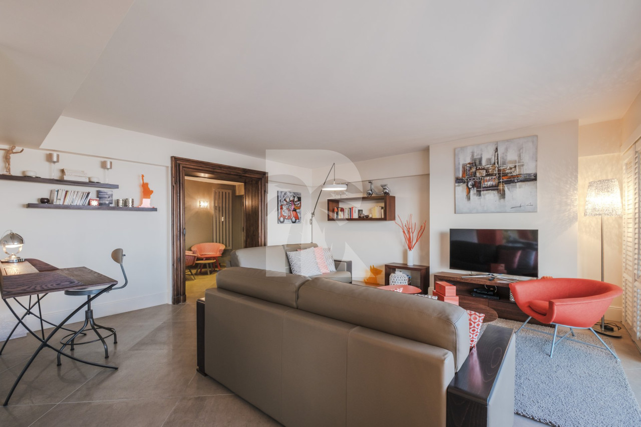 apartment in Cannes : Rent stunning 2 bedroom apartment on the sea front in Cannes, a few steps from the Croisette and the rue d'Antibes - Photo 3