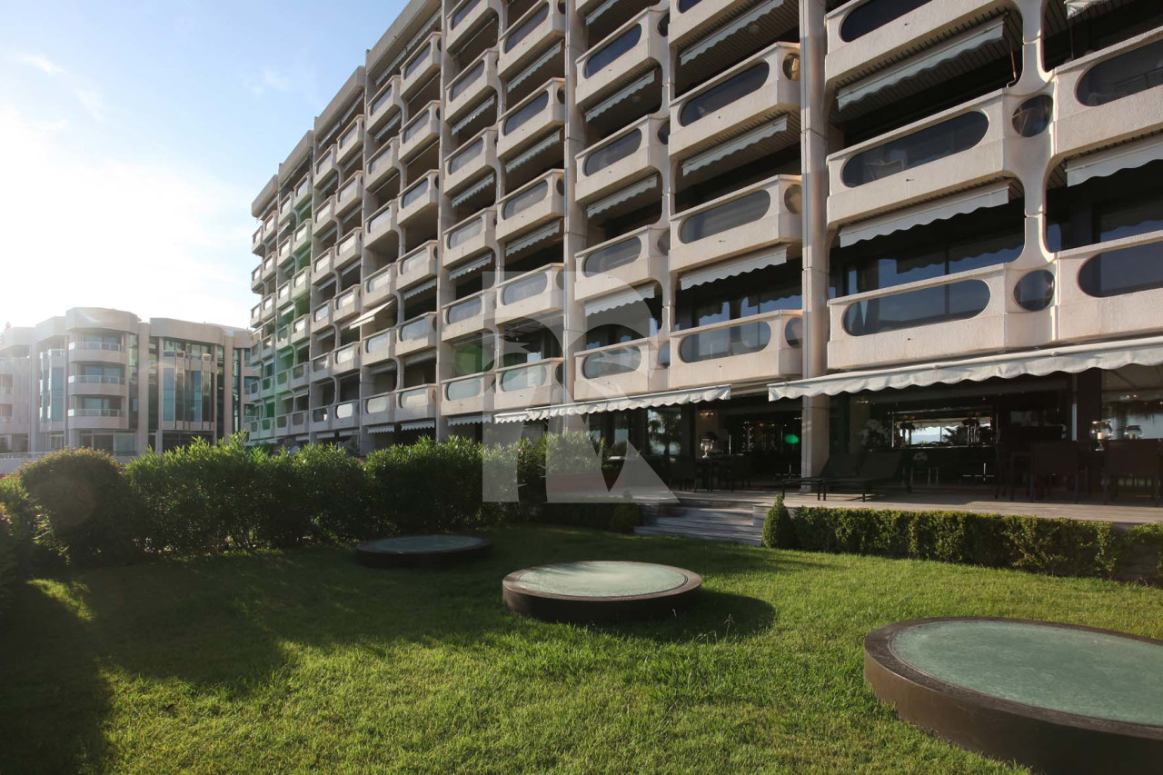 apartment in Cannes : Rent the Croisette's most stunning Penthouse with huge gardens and sea views - Photo 7