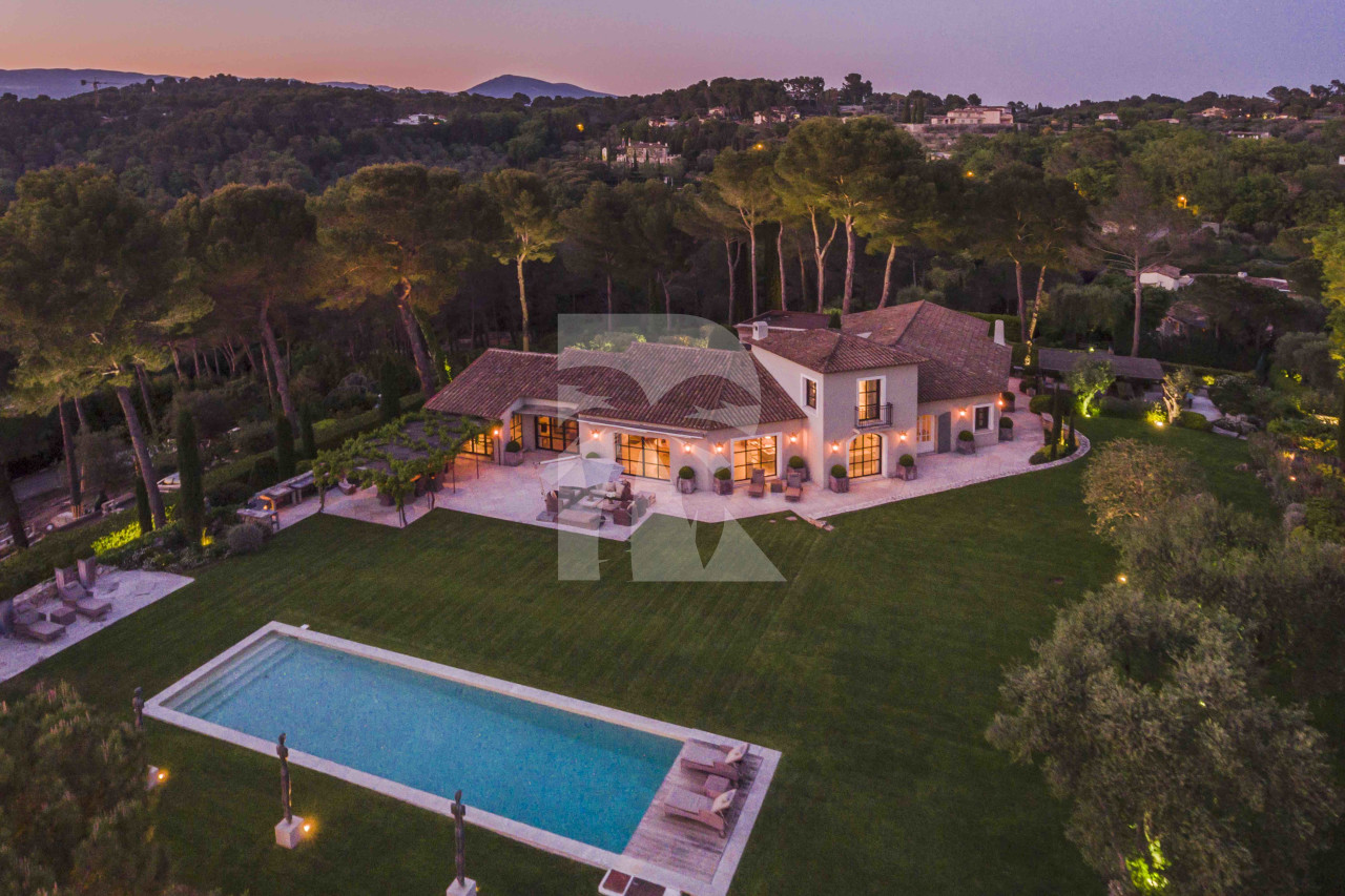 villa in Mougins : Rent incredible and unique villa in Mougins with 360 views - Photo 1