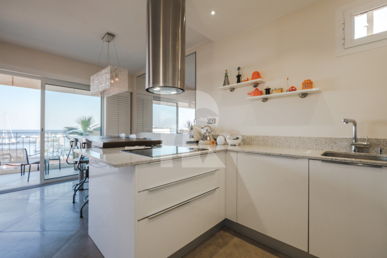 apartment in Cannes : Rent stunning 2 bedroom apartment on the sea front in Cannes, a few steps from the Croisette and the rue d'Antibes - Photo 9