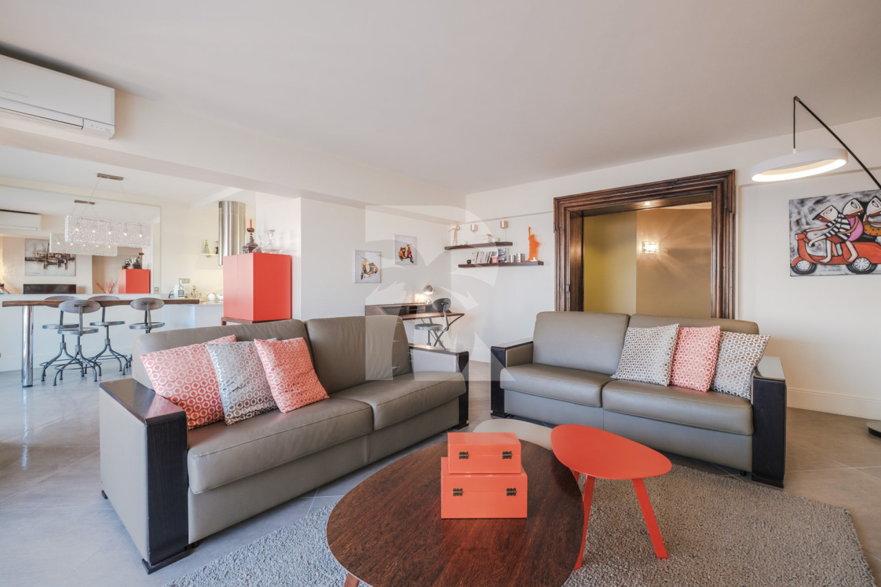 apartment in Cannes : Rent stunning 2 bedroom apartment on the sea front in Cannes, a few steps from the Croisette and the rue d'Antibes - Photo 2