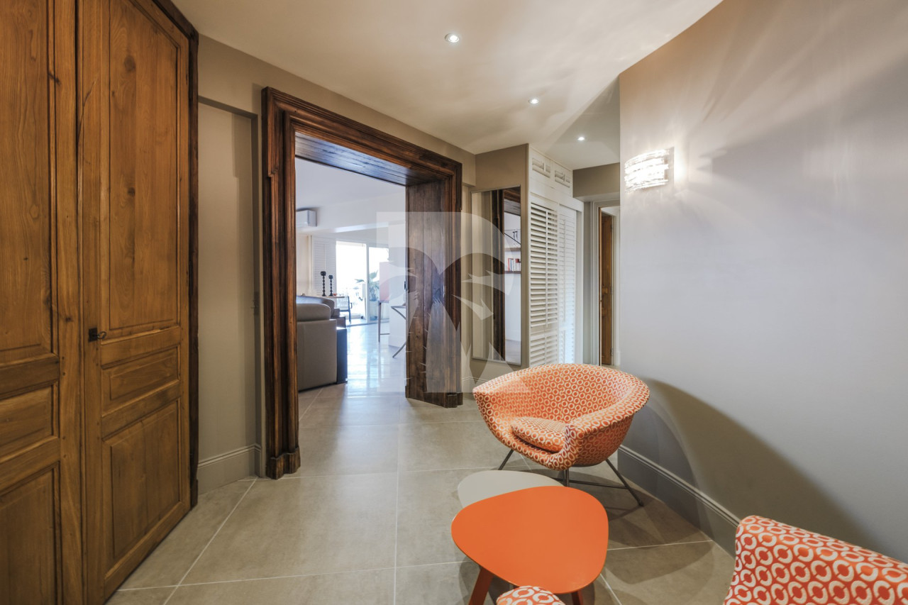 apartment in Cannes : Rent stunning 2 bedroom apartment on the sea front in Cannes, a few steps from the Croisette and the rue d'Antibes - Photo 4