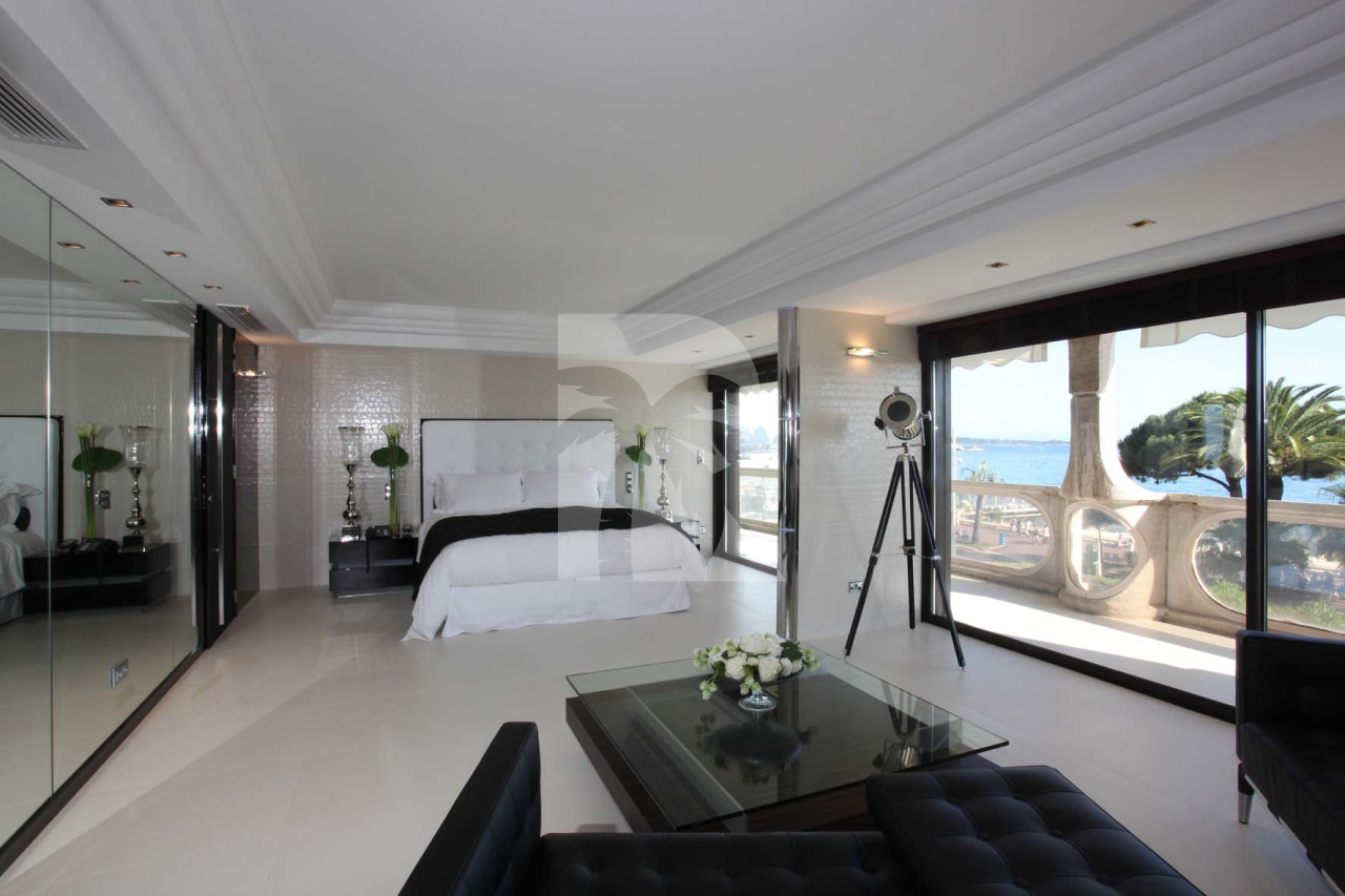 apartment in Cannes : Rent the Croisette's most stunning Penthouse with huge gardens and sea views - Photo 8
