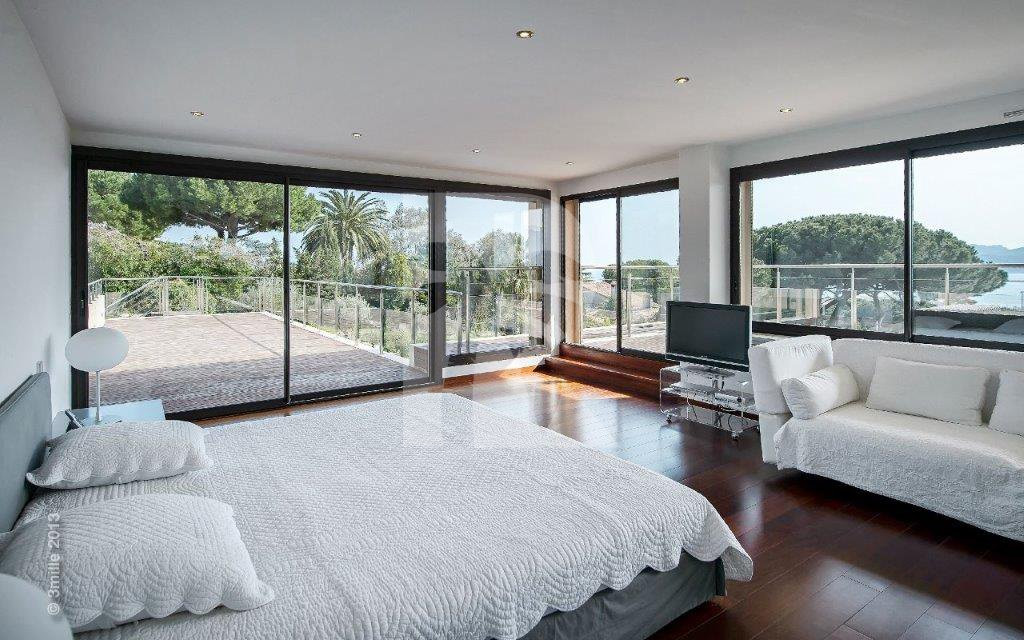 villa in Cannes : Modern 5 bedroom, 4 bathroom villa to rent in Cannes with sea views and care taker - Photo 6