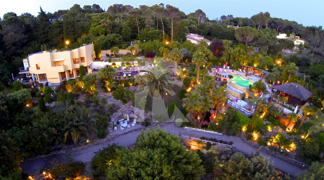 villa in Mougins : Rent Villa with Magnificent Grounds in Mougins - Photo 1