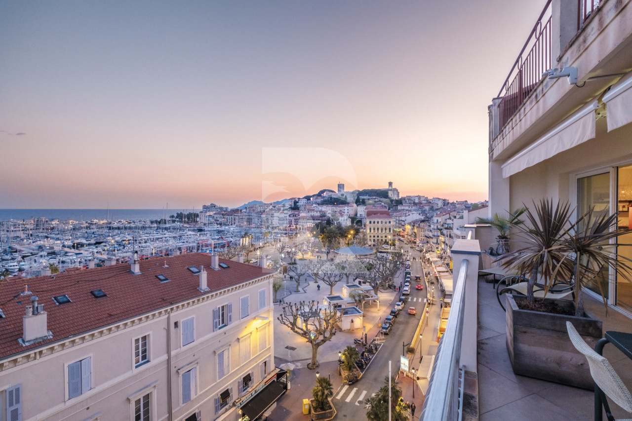 apartment in Cannes : Rent stunning 2 bedroom apartment on the sea front in Cannes, a few steps from the Croisette and the rue d'Antibes - Photo 0