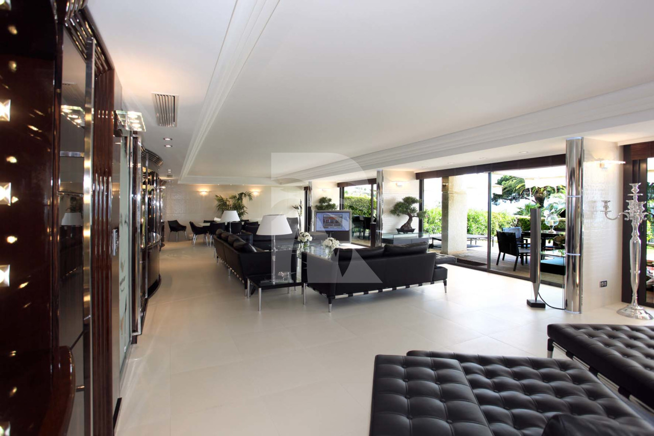 apartment in Cannes : Rent the Croisette's most stunning Penthouse with huge gardens and sea views - Photo 6
