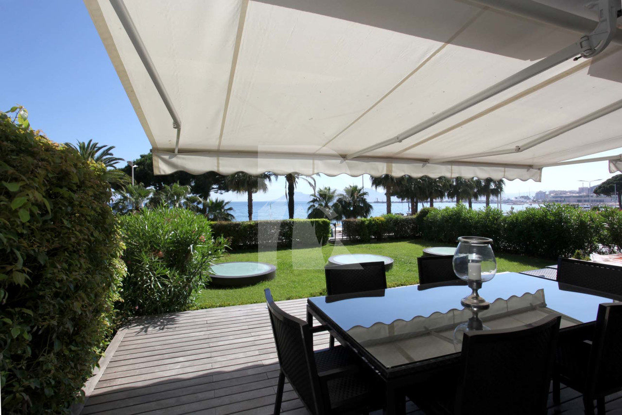 apartment in Cannes : Rent the Croisette's most stunning Penthouse with huge gardens and sea views - Photo 3
