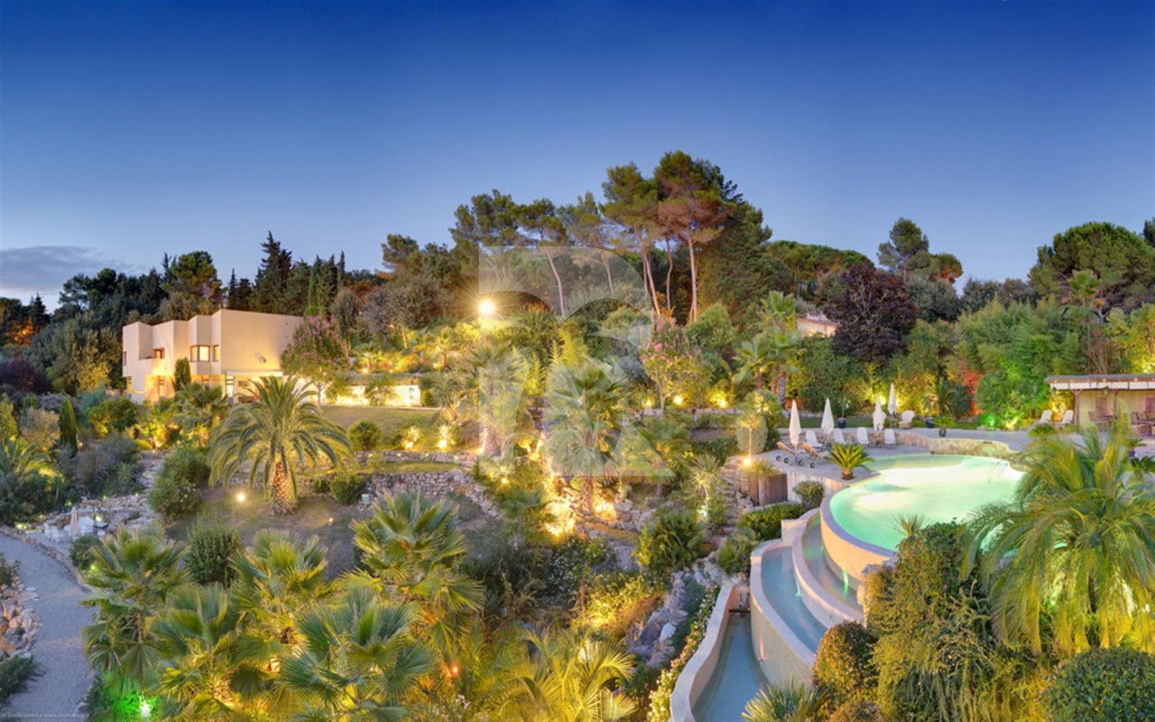 villa in Mougins : Rent Villa with Magnificent Grounds in Mougins - Photo 10