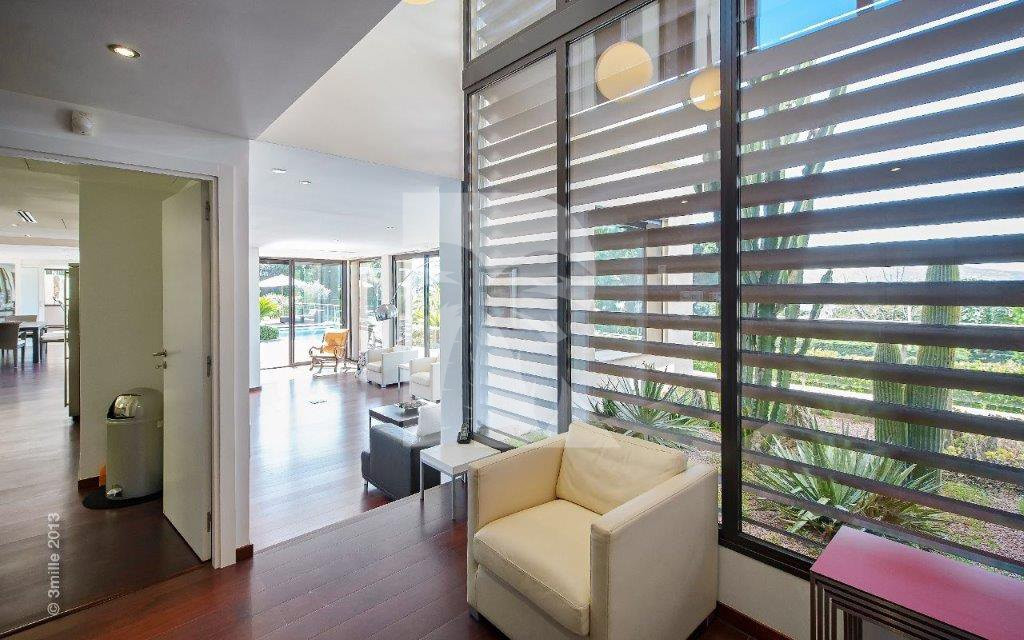 villa in Cannes : Modern 5 bedroom, 4 bathroom villa to rent in Cannes with sea views and care taker - Photo 4