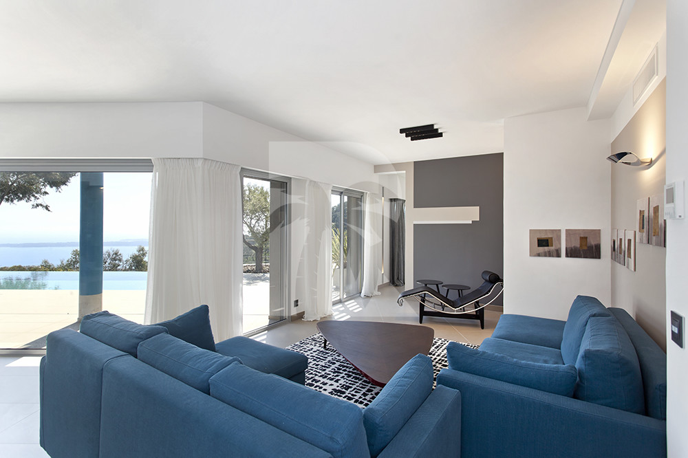 villa in Cannes : Rent modern 6 bedroom villa with swimming pool and sea view in the heights of Cannes - Photo 3