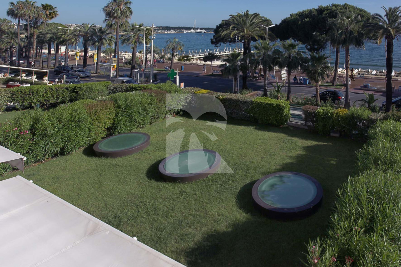 apartment in Cannes : Rent the Croisette's most stunning Penthouse with huge gardens and sea views - Photo 0