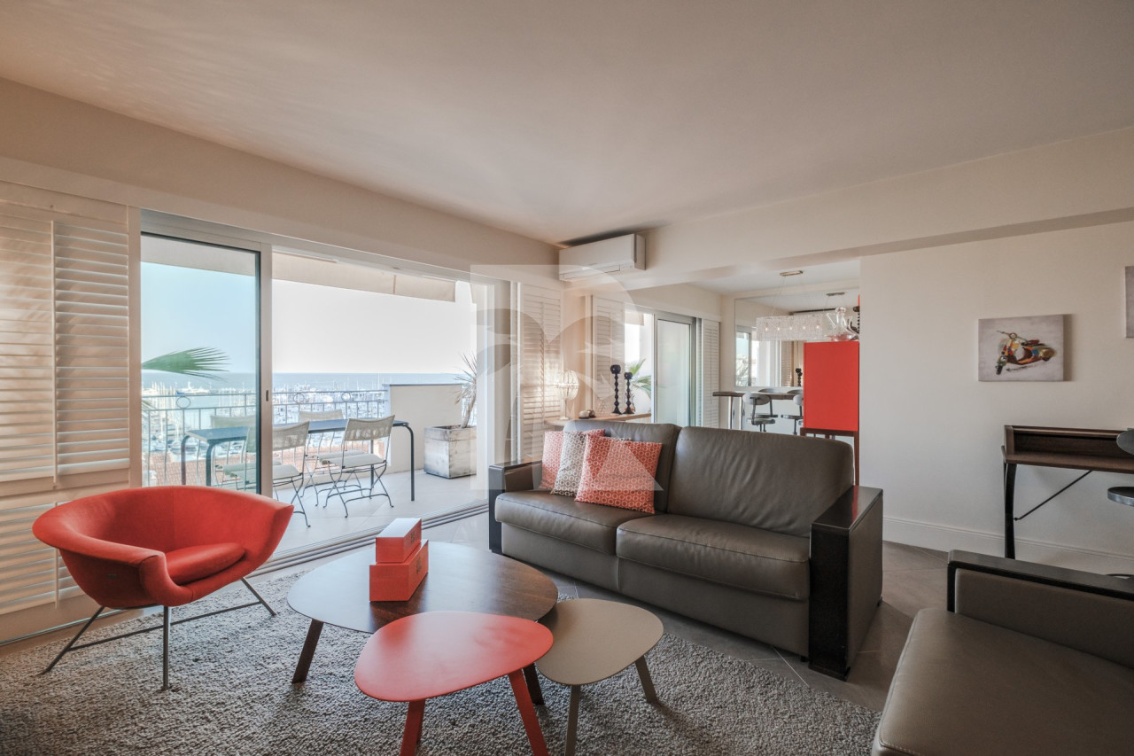 apartment in Cannes : Rent stunning 2 bedroom apartment on the sea front in Cannes, a few steps from the Croisette and the rue d'Antibes - Photo 5