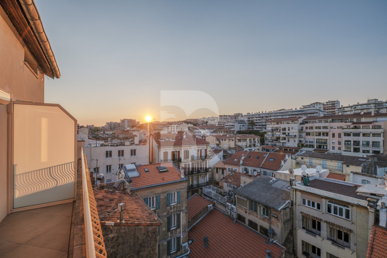 apartment in Cannes : Rent stunning 2 bedroom apartment on the sea front in Cannes, a few steps from the Croisette and the rue d'Antibes - Photo 12