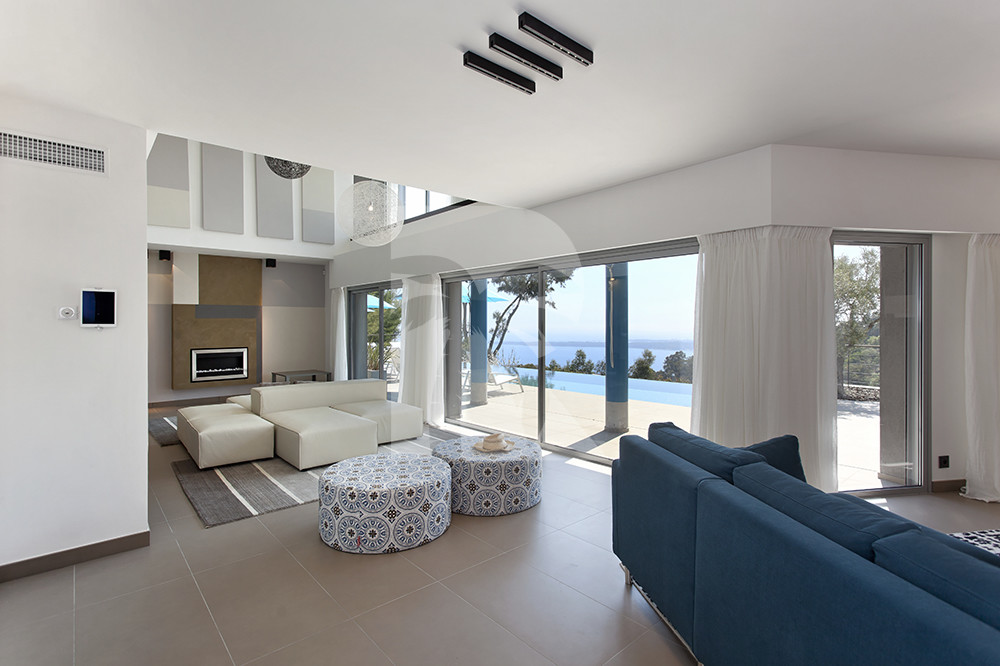 villa in Cannes : Rent modern 6 bedroom villa with swimming pool and sea view in the heights of Cannes - Photo 2