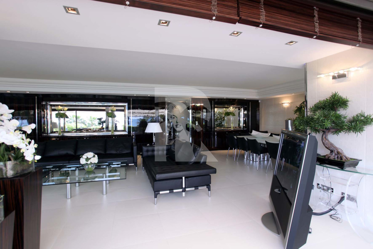 apartment in Cannes : Rent the Croisette's most stunning Penthouse with huge gardens and sea views - Photo 4