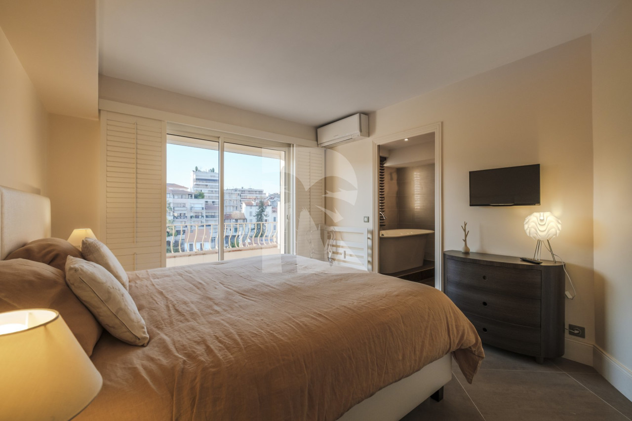 apartment in Cannes : Rent stunning 2 bedroom apartment on the sea front in Cannes, a few steps from the Croisette and the rue d'Antibes - Photo 6