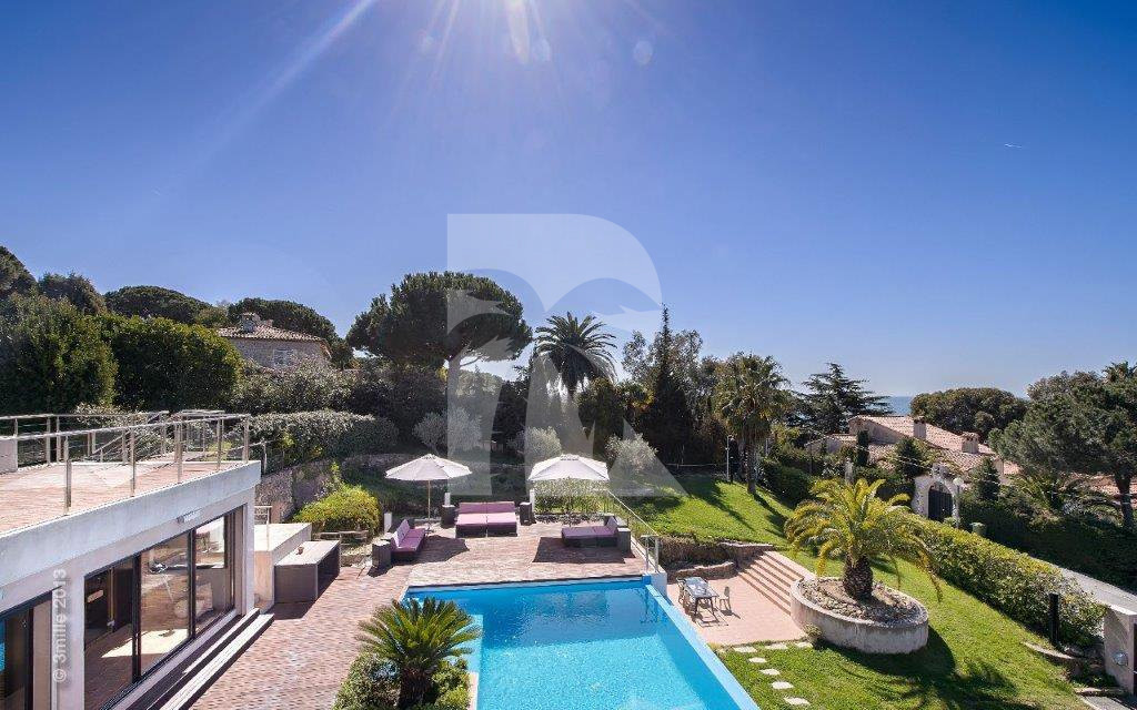 villa in Cannes : Modern 5 bedroom, 4 bathroom villa to rent in Cannes with sea views and care taker - Photo 9