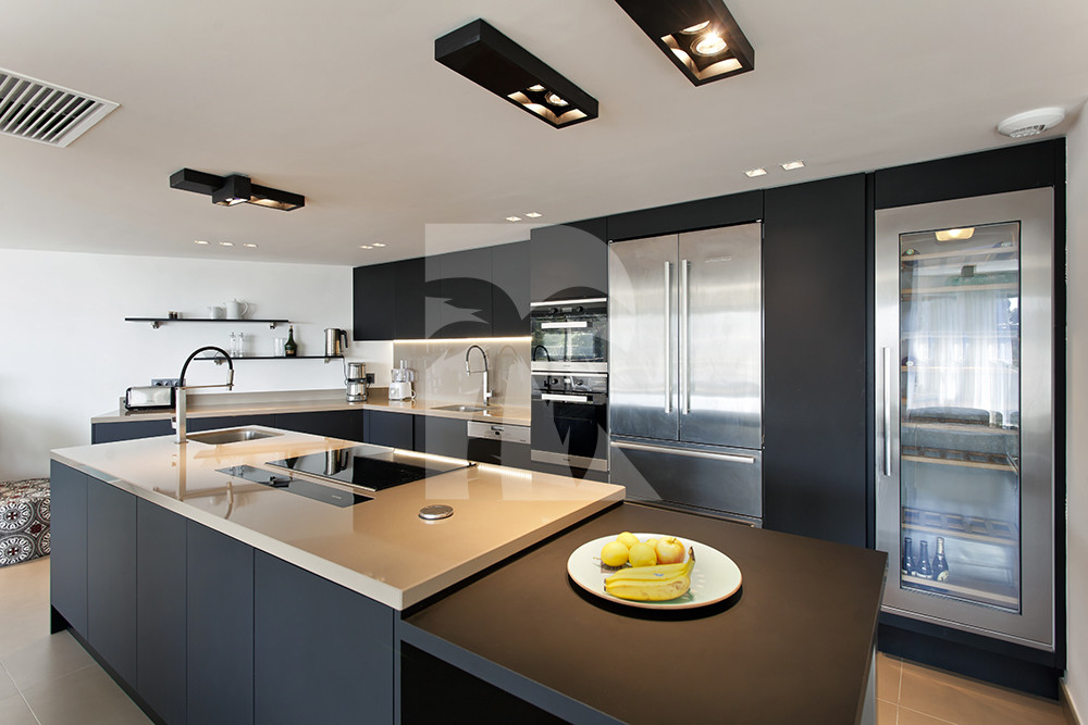 villa in Cannes : Rent modern 6 bedroom villa with swimming pool and sea view in the heights of Cannes - Photo 11