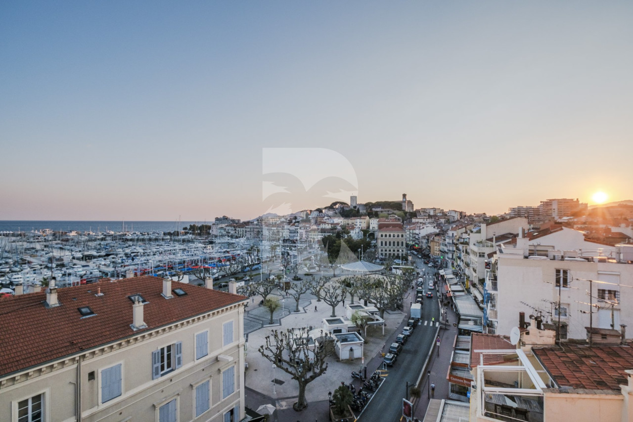 apartment in Cannes : Rent stunning 2 bedroom apartment on the sea front in Cannes, a few steps from the Croisette and the rue d'Antibes - Photo 1