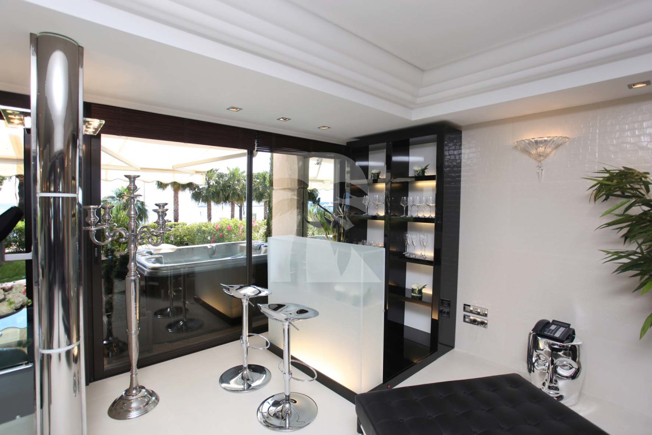 apartment in Cannes : Rent the Croisette's most stunning Penthouse with huge gardens and sea views - Photo 11